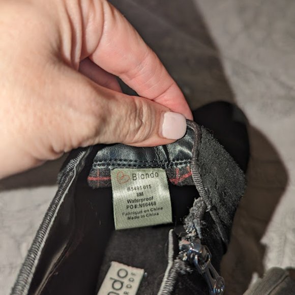 NWOT Blondo Black Suede Booties Size 8 - Picture 6 of 6